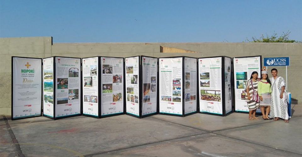 Muestra infográfica UCSS NOPOKI en la explanada del Coliseo del Colegio Claretiano.
Foto: prof. Ruiz Zevallos