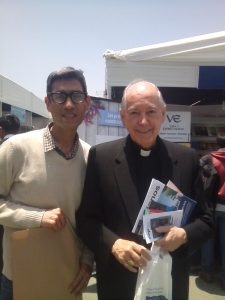 4ta Feria del Libro Católico: personal del Fondo Editorial con el Cardenal Cipriani