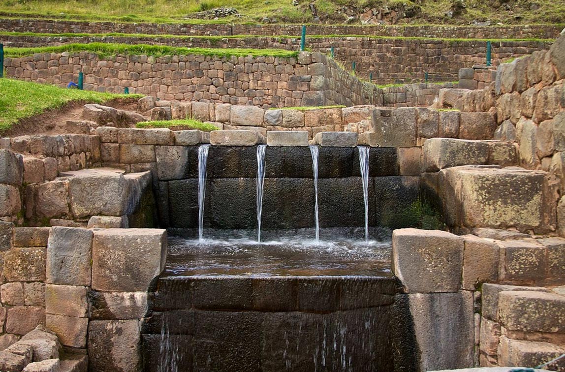 Antiguos surtidores de Agua en Tipón, Perú
