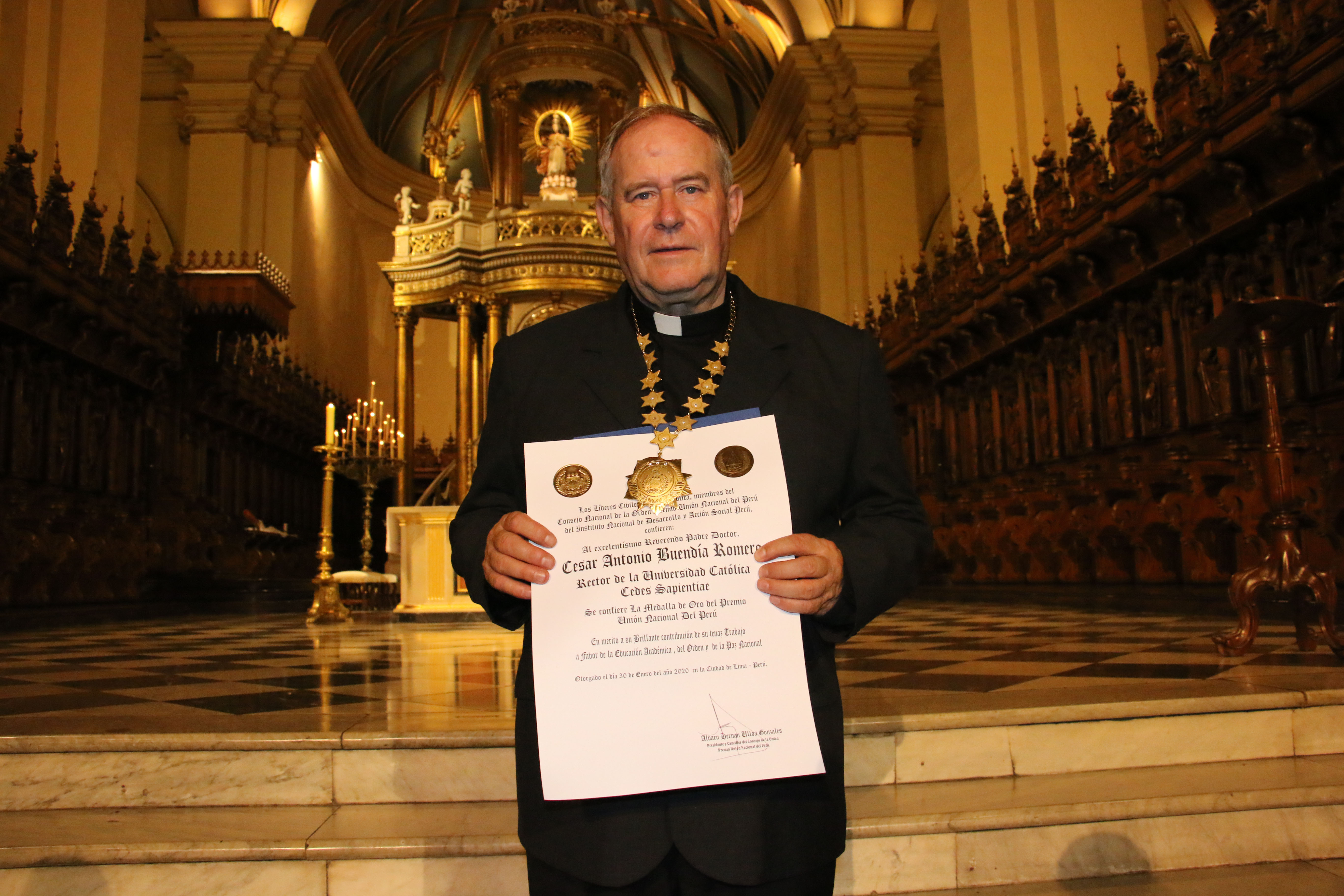 Rector UCSS César Buendía Romero fue condecorado por la Orden Premio Unión Nacional del Perú