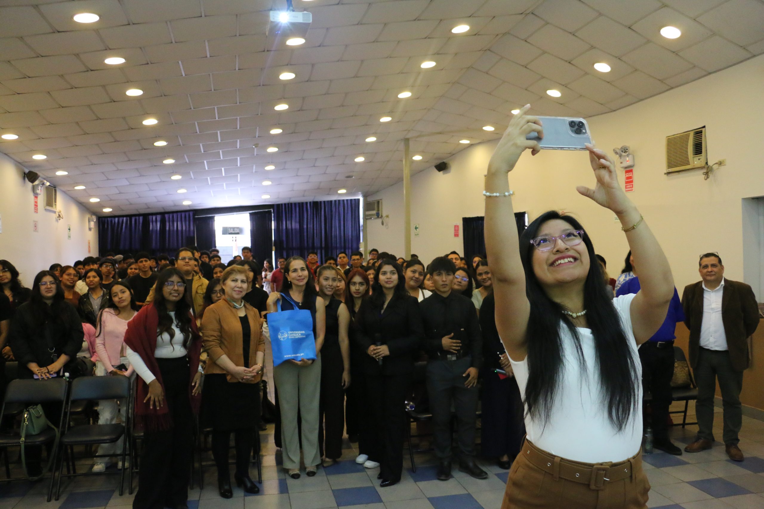 FCEC: Conecta a los jóvenes estudiantes con el futuro empresarial.