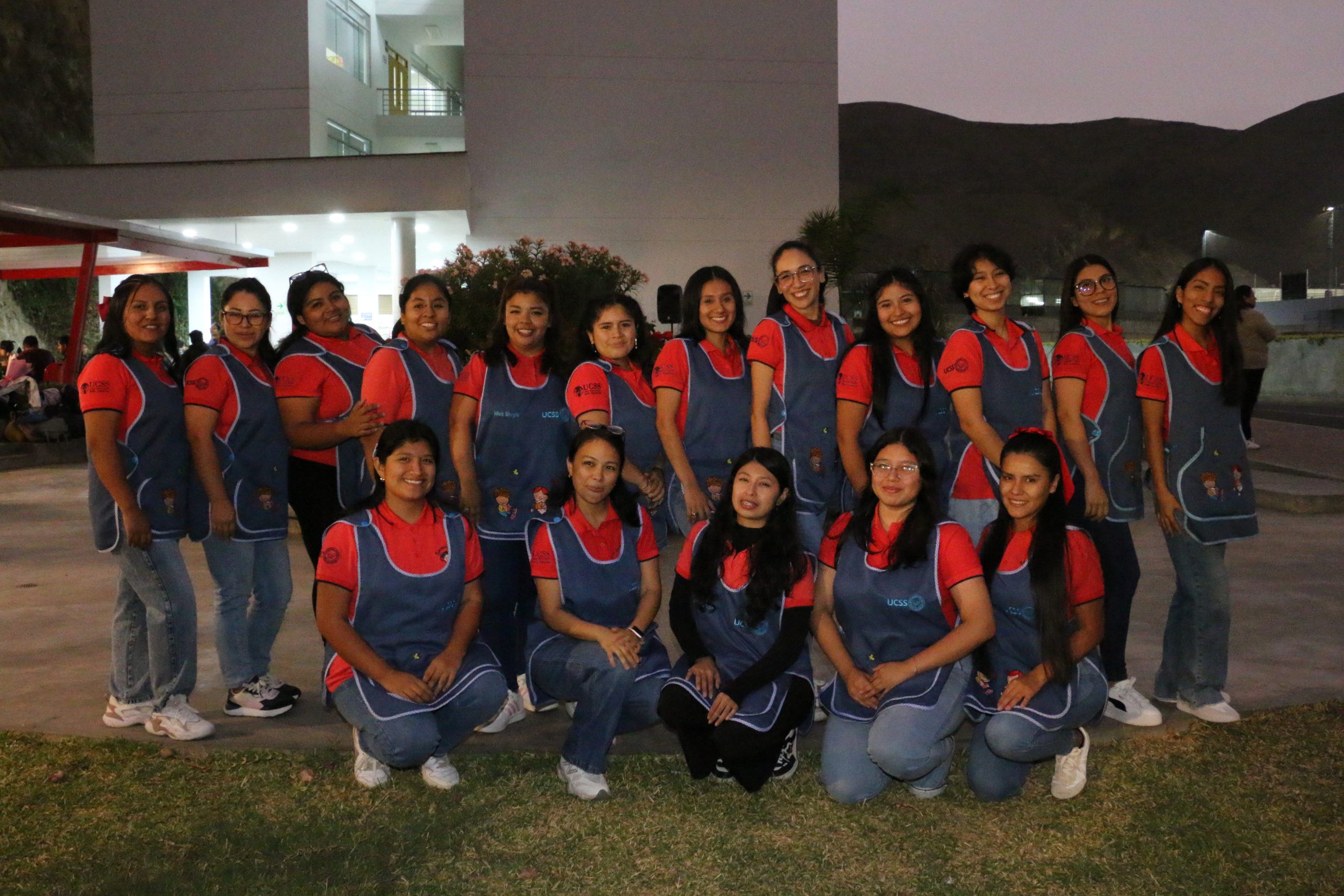 Educación inicial: Alumnas reciben bendición de mandiles para el comienzo de su vocación docente.