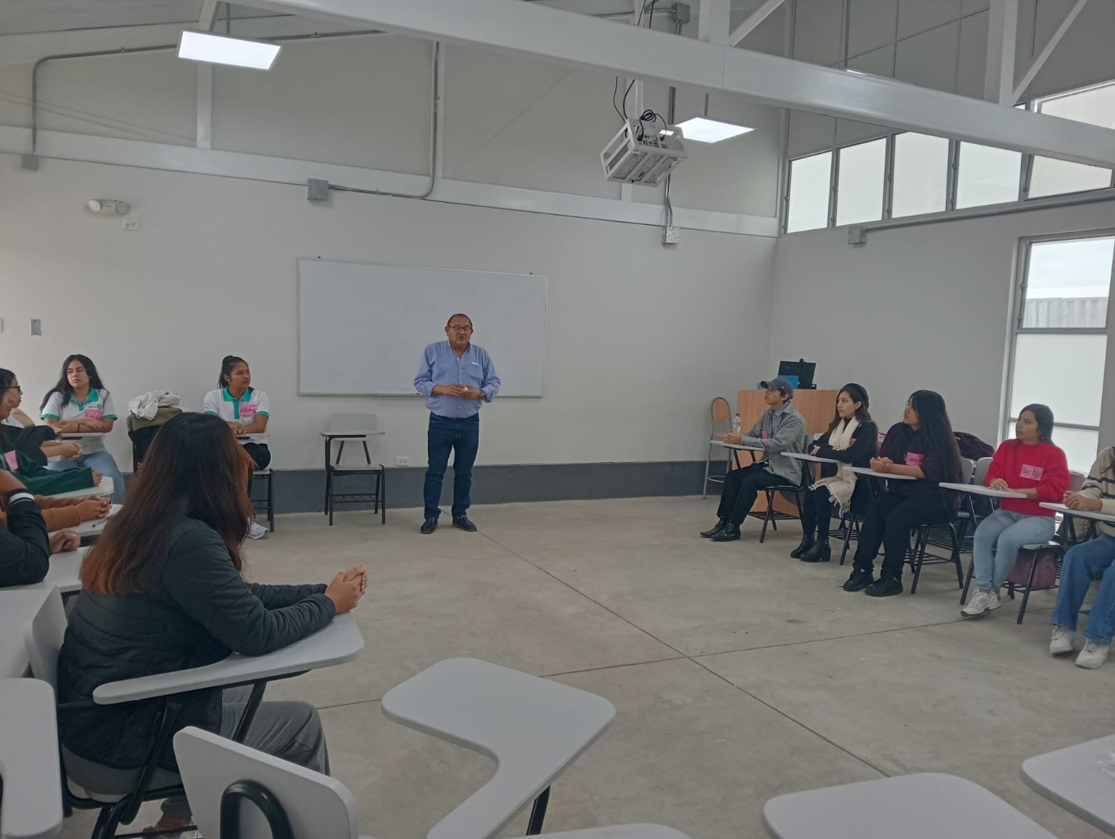 Academia de Líderes realiza taller sobre gestión de emociones y trabajo en equipo